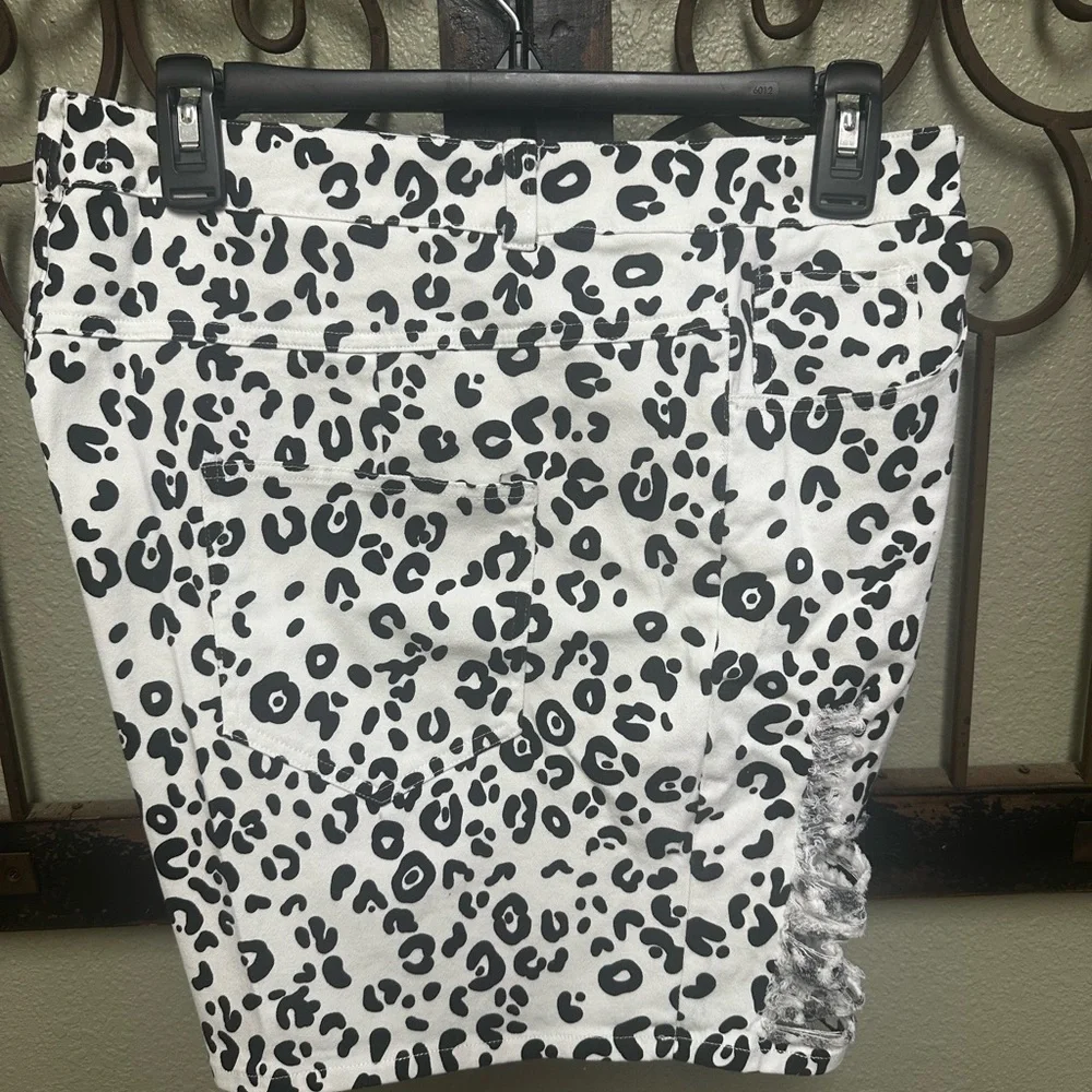 Southern Stitch stylish Black and White Leopard Print Women's Shorts
